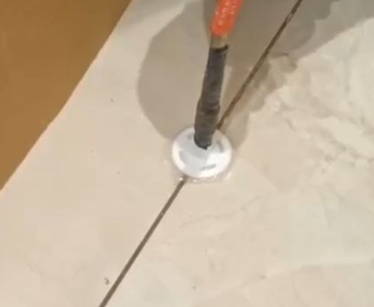 崂山瓷砖空鼓维修公司专业解答瓷砖在铺贴过程中，如果没有涂抹均匀到位的粘结材料（如水泥砂浆或瓷砖胶），可能会导致以下问题