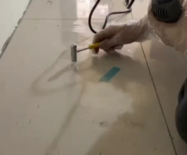 崂山瓷砖开裂维修公司专业分享瓷砖在铺贴前如果没有沥干水分，将会导致以下问题